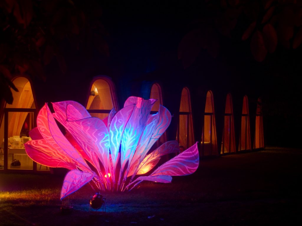 Maloca in Auerstedt mit Blütenkunstkonstruktion von Viktoria Scholz